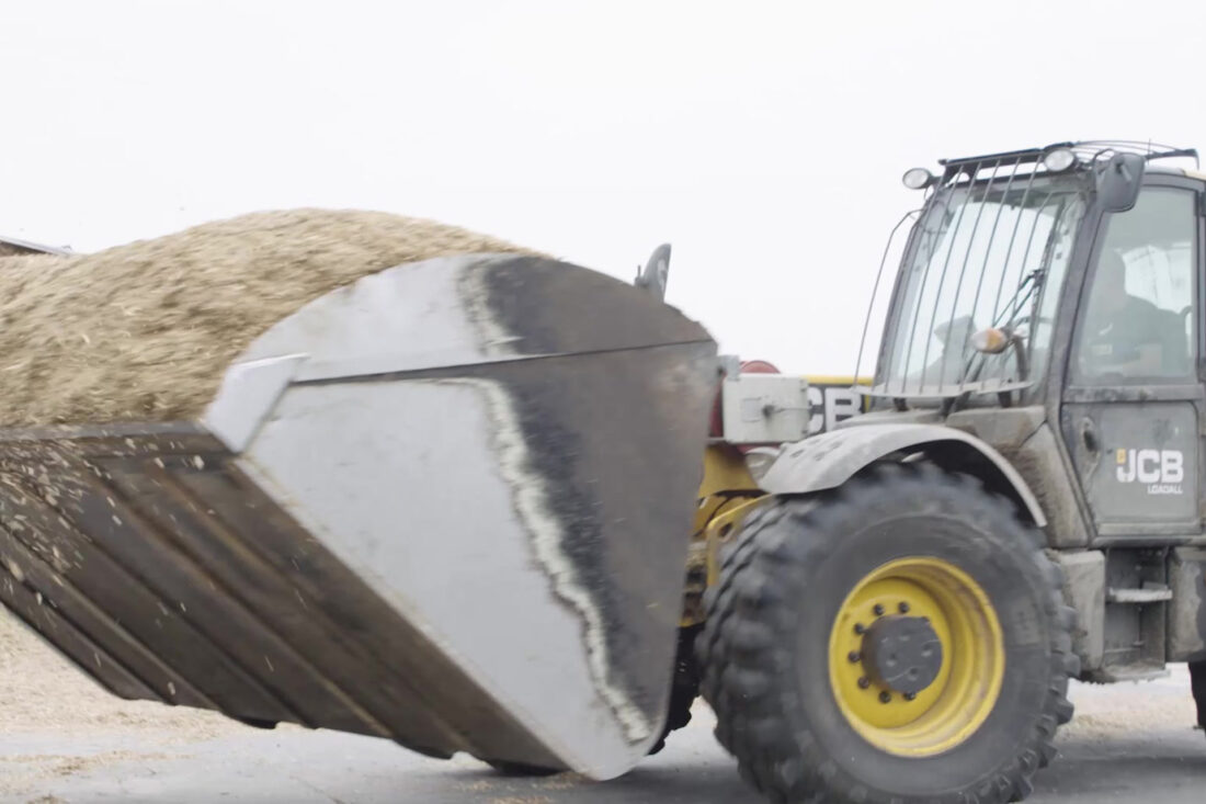 UDI Traktor mit Erde gefüllt